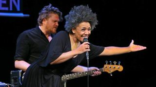 Sängerin Fola Dada (vorne) begeistert im Rokokotheater mit ihrer beeindruckenden Stimme und einer hochklassigen Band – darunter Bassist Joscha Glass (hinten). Dafür ernten sie beeindruckenden Applaus für einen Sonntagabend.