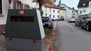 Eppelheims Gemeinderat stimmt dem Kauf eines „Enforcement Trailers“ zu. Der Blitzer steht zur Geschwindigkeitsüberwachung gerade in der Seestraße und kann auch zur Kontrolle des Lkw-Durchfahrtsverbots verwendet werden.