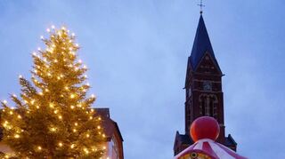 Skyline der besonderen Art: Der Plankstadter Weihnachtsmarkt lockt am Wochenende ins Herz der Gemeinde.
