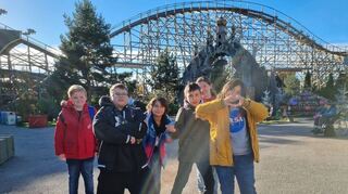 Ausgelassen und gut aufgelegt: Jonas, Wiktor, Valeska, Mirac und Melda aus Klasse 5 freuen sich über ihren ersten Europa-Park-Besuch.