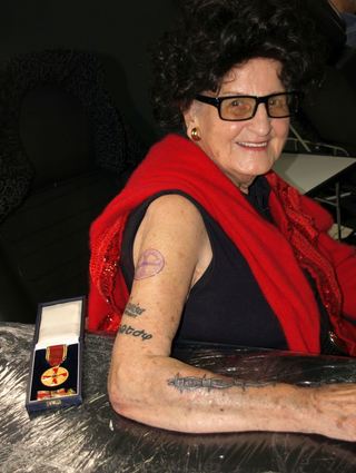 Sonja Müller mit ihrem Tattoo - links das Bundesverdienstkreuz.