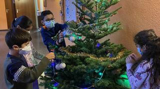 Stimmungsvoll: Die Kinder der Hausaufgabenbetreuung schmücken den Weihnachtsbaum. Am 14. Dezember sind Jugendzentrum und die benachbarte Gemeindebücherei ab 18 Uhr gemeinsame Gastgeber des „Lebendigen Adventskalenders“.
