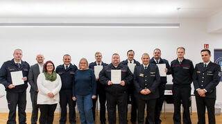 Langjähriges Engagement wird bei der Feuerwehr belohnt: Rüdiger Laser (v. l. n. r.), Bürgermeister Pascal Seidel, Feuerwehrsachbearbeiterin Kathrin Beier, Kommandant Andrea Danieli, Angelika Munk, Jens Schleich, Michael Kreichgauer, Jens Mergenthaler, Unterkreisführer Matthias Gerlach, Jens Schäfer, Wolfgang Kollwitz und Claus Schmitt vom Kreisfeuerwehrverband.