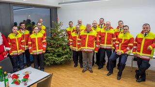 Kleider machen Leute: Die neuen bunten Dienst- und Allwetterjacken kommen bei den Floriansjüngern bestens an – und der Nikolaus wirft nochmals einen prüfenden Blick auf die Uniform.<br />