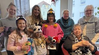 Freude über gestrickte Dinge: Aileen Willeke (v. l.), Melina (8), Jennifer Kilian, Jenissa (6) und Mia (10) vom Kinderheim St. Josef, Vera Schönthaler-Götz, Ursula Bäuerlein und Waltraud Hübner von der Wolloase.