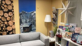 Gemütliche Ecke mit Chalet-Atmosphäre: Passend zur Vorweihnachtszeit ist dieser Bereich ähnlich wie in einem „Wohnzimmer“ dekoriert.