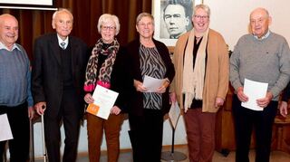 In der Freude über langjährige treue Mitgliedschaft vereint: Vorsitzende Marianne Faulhaber (v. l.), Klaus Schwab, Paul Schilling, Iris Mahler, Christa Bourbiel, Barbara Heimes, Helmut Kuhn sowie Pfarrer Erwin Bertsch.