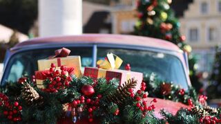 mid Groß-Gerau - An und in Autos ist nicht jeder Weihnachtsschmuck erlaubt.