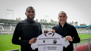Neuzugang Franck Evina mit Mikayil Kabaca, Sportlicher Leiter beim SV Sandhausen.