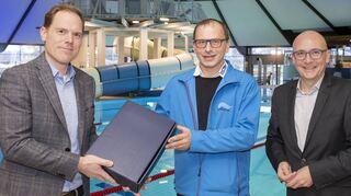 Bellamar-Werkleiter Patrick Körner (l.) und Oberbürgermeister Dr. René Pöltl (r.) verabschieden Bäderleiter Alexander Happold mit einem herzlichen Dankeschön für die geleistete Arbeit und den besten Wünschen für seine Zukunft.