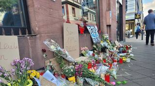 Der Tod eines ZI-Patienten nach einem Polizeieinsatz im Mai beschäftigt nun die Justiz. Nach dem Vorfall hatten Passanten Blumen zum Gedenken niedergelegt.