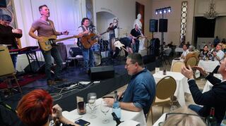 Wunderbar passen Barock und Country-Rock zusammen beim Auftritt der „Treagles“, die sämtliche Hits ihrer Vorbilder perfekt drauf haben.