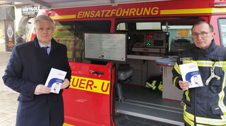 Bürgermeister Matthias Steffan (v. l.) und Feuerwehrkommandant Walter Leschinski werben für die Katwarn-App und weitere Hilfsmittel im Ernstfall.