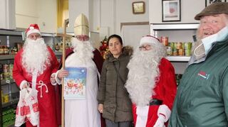 Freuden sich gemeinsam über die Aktion: Knecht Ruprecht (Manfred Hey; v. l.), der Obernikolaus (Andreas Lin), Mama Basee Alhasse, die Nikoläusin (Brigitte Weik) und Andreas Schädel vom Tafelladen.