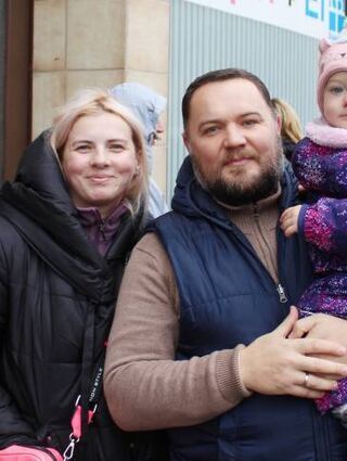 Die kleine Polina freut sich mit Papa Igor und Mama Sasha auf den Nikolaus. Den Heiligen kennen sie auch aus der Ukraine.