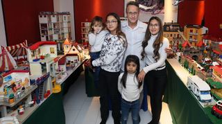 Stolz präsentiert Michael Krüger (Mitte) gemeinsam mit seinen Töchtern Chaelny (v. l.), Alina und Lyean sowie Ehefrau Jenny die in liebevoller Detailarbeit aufgebaute Playmobil-Stadt, die ab jetzt besichtigt werden darf.