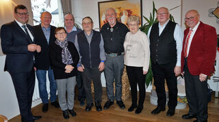 Ehrengäste und Geehrte bei der Adventsfeier des VdK-Ortsverbandes Plankstadt: Bürgermeister Nils Drescher (v. l.), Helmut Deininger, Erika Gaa, Klaus Dressler, Walter Mocker, Heinz Tippl, Anna Kolb, Vorsitzender Helmut Gaa und Wolfgang Eichhorn. Bild: Widdrat