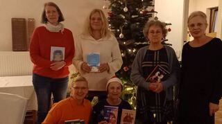Sie haben sich für diesen Abend durch kiloweise Literatur gearbeitet, um das aus ihrer jeweiligen Sicht Beste vom Besten zu finden (v. l.): Christine Schobert, Christiane Marx. Katja Breitenbücher, Barbara Hennl-Goll, Heidi Rey und Martina Netzer.