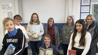 Vorlesewettbewerb: Schulsiegerin Lisa (11) in der Mitte. V.l.: Julian (11), Anna-Lena (12), Theresa (11), Ulrike Biedermann, Angelika Schmidt , Dorina (11) und Marion Sandritter.