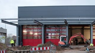 Die Tore sind am Anbau ans Feuerwehrgerätehaus montiert, bis Ende des Jahres sollen die Arbeiten soweit vorangeschritten sein, dass der Innenausbau im Bestand beginnt. Die Mittel hierfür sind im Haushaltsplan eingestellt.