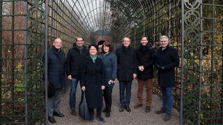 Michael Hörrmann, Geschäftsführer der Staatlichen Schlösser und Gärten Baden-Württemberg (v. l.), die Landtagsabgeordneten Dr. Andre Baumann und Barbara Saebel, Finanzstaatssekretärin Gisela Splett, Georg Wacker, Geschäftsführer der Staatlichen Toto-Lotto GmbH Baden-Württemberg, sowie Landtagsabgeordneter Andreas Sturm und Bürgermeister Matthias Steffan stehen am Anfang des restaurierten Laubengangs, dem Berceau de treillage, zum Perspektiv.