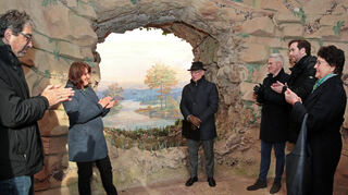 Laubengang im Schlossgarten Schwetzingen wird wieder eröffnet: Dr. Andre Baumann (v. l.), Gisela Splett (Finanzstaatssekretärin), Michael Hörrmann (Geschäftsführer der Staatlichen Schlösser und Gärten Baden-Württemberg), Bürgermeister Matthias Steffan, Andreas Sturm und Barbara Saebel (Sprecherin für Denkmalschutz und Kulturerbe).