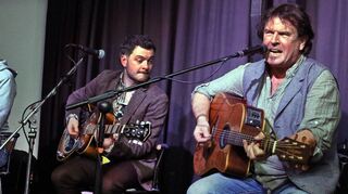 Treffen vom ersten Song an den Nerv der Zuhörer: Andy Bock (v. l.), John und Seán Treacy geben Vollgas im Bahnhof.