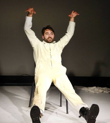 Philipp Leinenbach schlüpft in die Rolle des Alex, der in „Clockwork Orange“ vom Gewalttäter zum Opfer wird.