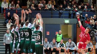 Edward Hammarberg (r.) übernimmt in den HG-Reihen den Part für Florian Burmeister, der vom Platz flog.