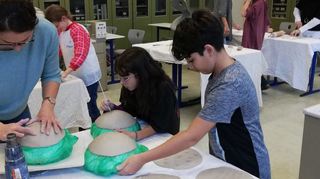 Nachhaltige Geschirrproduktion in der Klima-AG: Lehrerin Carolin Köller und die Schüler Viviana Martins Santos und Elias Al-Abdullah formen die Tonschüsseln über einer Negativschablone.