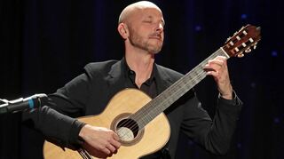 Johannes Tonio Kreusch hat sich insbesondere auf klassische Gitarrenmusik und Improvisationskunst spezialisiert – was er auch in Hockenheim gekonnt unter Beweis stellt.