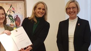 Kulturministerin Katharina Binz (v. l.) übergibt die Auszeichnungsurkunde an Kustodin Maria Leitmeyer. Zu den Gratulanten gehört natürlich auch Oberbürgermeisterin Stefanie Seiler.