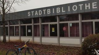 Wenn der Bebauungsplan „“Südwestlich Schulzentrum“ beschlossen werden sollte, könnte auf der Fläche der Stadtbibliothek bis zur Justus-von-Liebig-Straße neuer Wohnraum entstehen. Weitere Wohnungen sollen auf einem neuen Edeka-Markt auf dem derzeitigen Parkplatz der Rhein-Neckar-Halle gebaut werden.