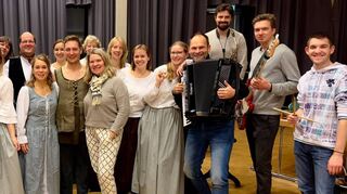 Die „SchwetSingers“ vom Sängerbund proben eifrig rund um Elena Spitzner (vorne Mitte).