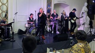 Einfach grandios: Markus Zimmermann, Marcel Millot, Frank Schulze-Brüggemann und Sascha Neuhardt mit den Sängerinnen Steffi Nerpel und Marion La Marché.