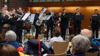 Die Chorgemeinschaft Unisono bereitet seit den Sommerferien mit dem Schwetzinger Kammerorchester und dem Bläserensemble ein Weihnachtskonzert vor, das in der sehr gut besetzten Seidel-Halle nun zu Gehör gebracht wird.