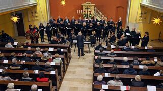 Das Blech- und Chorensemble Palatina Klassik überzeugt in der evangelischen Kirche restlos. Mit seiner Klasse ließ es schnell die Weihnachtszeit Einzug halten.