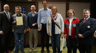 Blut gespendet haben Muammer Otur (2. v. l.), Doktor Daniel Keck ((M. v. l.) und Martina Mestekemper 25-mal sowie Christian Cunselmo (3. v. l.) zehnmal – das ist für Schriftführerin Regina Kreisz, und Bereitschaftsleiter Ralph Hartung vom DRK-Ortsverband wie für Bürgermeister Timo Wangler (l.) eine Auszeichnung wert.