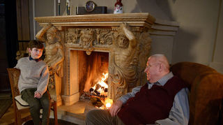 Horst (Horst Krause) spricht mit Timo (Cai Cohrs) in einer Szene des Films "Krauses Weihnacht" (undatierte Filmszene). Es ist seit 2007 der neunte und nun auch der letzte Film der «Krause»-Reihe und wird am 16.12.2022 in der ARD ausgestrahlt.