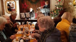 Das Ehepaar Anke und Christian Palmer von der Musikschule Hockenheim unterhielt die Landfrauen bei ihrer Weihnachtsfeier in der Scheune.