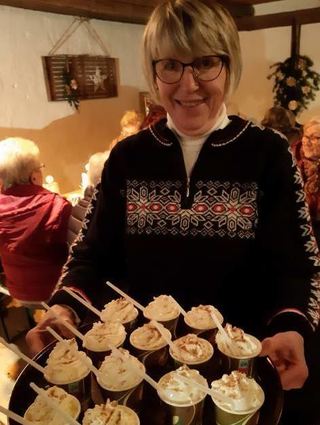 Vorsitzende Traudl Uhrig mit den heiß begehrten „Schneeflöckchen“.