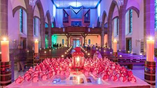 Herrlicher Blick vom Altar in die Kirche St. Kilian: „Das Licht der Welt“ steht in der Mitte, umgeben mit Lichter-Päckchen zum Mitnehmen.