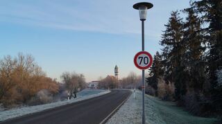 Entlang der Speyerer Straße ist bereits auf LED umgestellt – bei der Straßenbeleuchtung soll baldmöglichst komplett die LED-Technik genutzt werden, wobei noch rund 1200 Laternen in Ketsch zu bearbeiten sind.