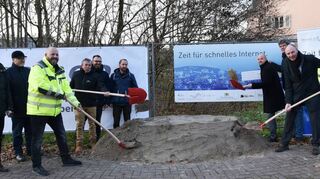 Packen gemeinsam an: Felix Junker (Innenministerium Baden-Württemberg, Digitale Infrastruktur, v. l.), Jens Rüttinger (SPD-Gemeinderat), Marco Benincasa (Bauleitung fibergo), Peter Mülbaier (Geschäftsführer fibernet.rn), Marco Stumpf (Zweckverband Technischer Leiter), Florian Haseidl (Bauleitung fibernet), Bürgermeister Pascal Seidel, Ortsbaumeister Ernst Meißner, Thomas Heusel (Operative Leitung fibernet.rn) und Michael Hambsch (BIT-Ingenieure).