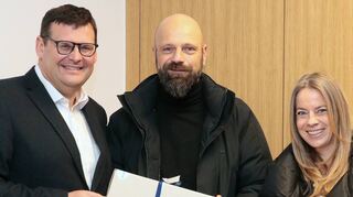Im Trausaal feiert der Film zum 1250-Jahre-Jubiläum von Plankstadt Premiere. Bürgermeister Nils Drescher (v. l.) bedankt sich bei den beiden Filmemachern Tobias Schwerdt und Katharina Kreger-Schwerdt.