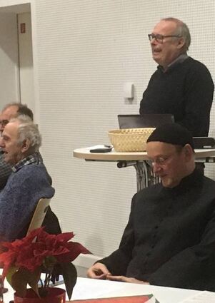 Peter Schwab (h.) spricht über die Ent-wicklung der Kolpingsfamilie.