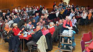 Gut besucht war die Fritz-Mannherz-Mehrzweckhalle bei der Seniorenweihnachtsfeier der Gemeinde.