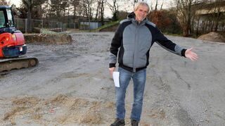 Noch sind nur die Dimensionen sichtbar: Matthias Degen zeigt auf der Baustelle des Skateparks, wo später welche Betonelemente auf der „Street“ die Skater für ihre Tricks erwarten werden.