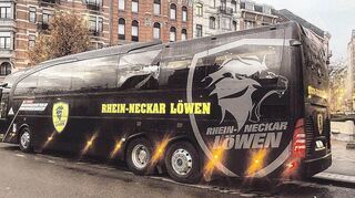 Am Löwen-Bus sieht man die zerstörte Seitenscheibe. Auch das Fenster am Heck hat sechs Löcher.