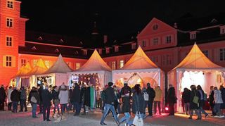 Der Kunsthandwerkermarkt im Ehrenhof des Schlosses bietet immer wieder Neues zum Entdecken.